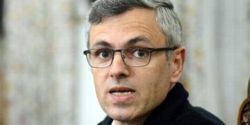 Omar Abdullah Meets LG Manoj Sinha, Seeks Early Swearing-In Ceremony for New Government