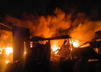 Massive Fire Engulfs Residential Structure in Hazratbal, Srinagar