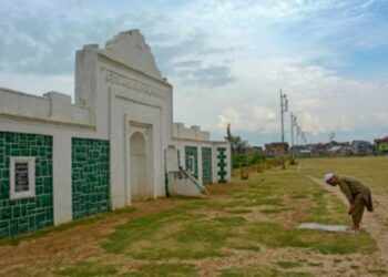 Authorities bar Eid Prayers at Eidgah, Jamia Masjid: Mirwaiz