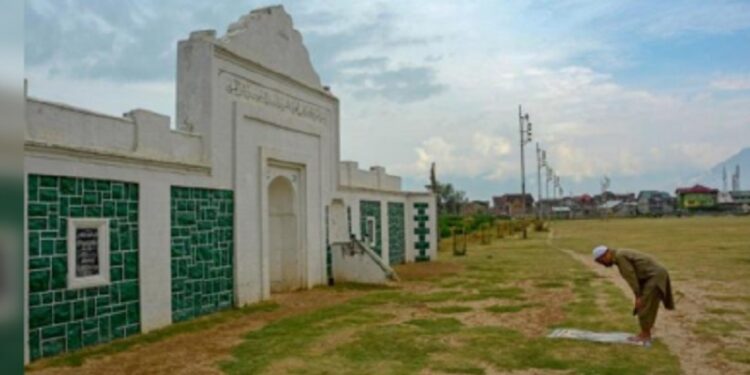 Authorities bar Eid Prayers at Eidgah, Jamia Masjid: Mirwaiz