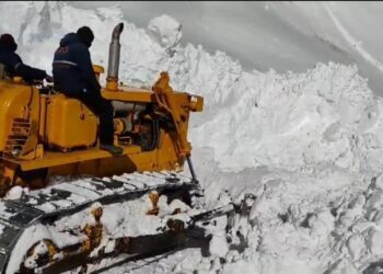 Tangdhar-Chowkibal Road Closed Again After Heavy Snowfall, Restoration Work Underway