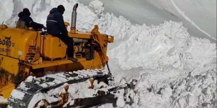 Tangdhar-Chowkibal Road Closed Again After Heavy Snowfall, Restoration Work Underway